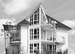 Foto zeigt Haus mit vielen Sprossenfenstern